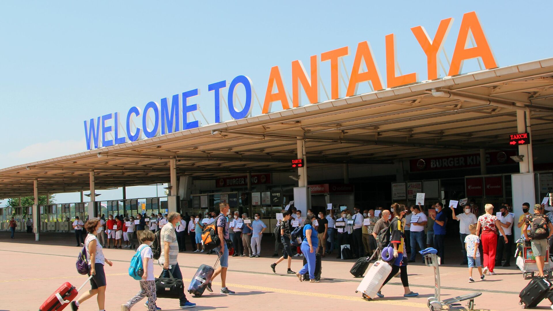 Rusiyalı Antalya hava limanında ÖZÜNÜ ASDI - SƏBƏB + VİDEO