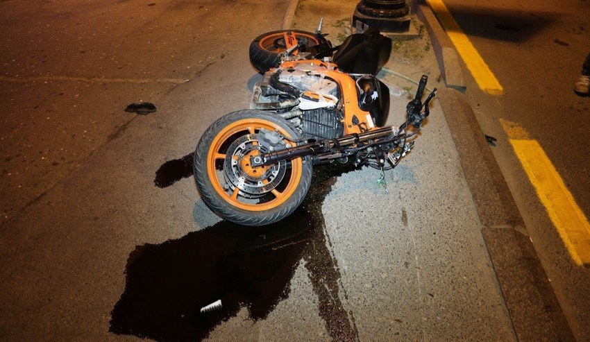 Bakıda motosikletçi qəza törətdi, iki nəfər yaralandı
