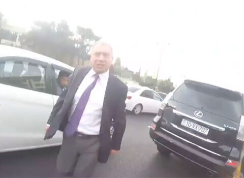 SON DƏQİQƏ: Məhkəmə motosikletçini döyən məmurla bağlı qərar verdi