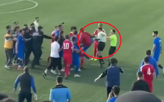 Azərbaycan çempionatında BİABIRÇILIQ - Futbolçular hakimi döydü - VİDEO