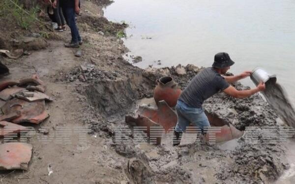 Kür sahilində antik dövrə aid küp qəbirlər aşkarlandı Kür sahilində antik dövrə aid küp qəbirlər aşkarlandı