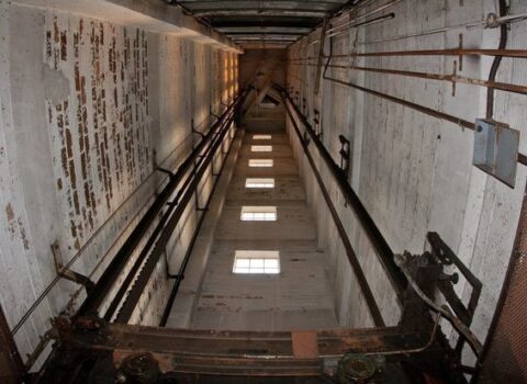 Bakıda yaşayış binasında lift qırıldı: Xəsarət alanlar var