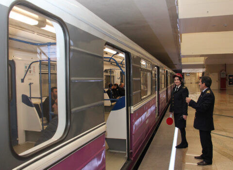 Bakı metrosunda qatarda tüstülənmə oldu