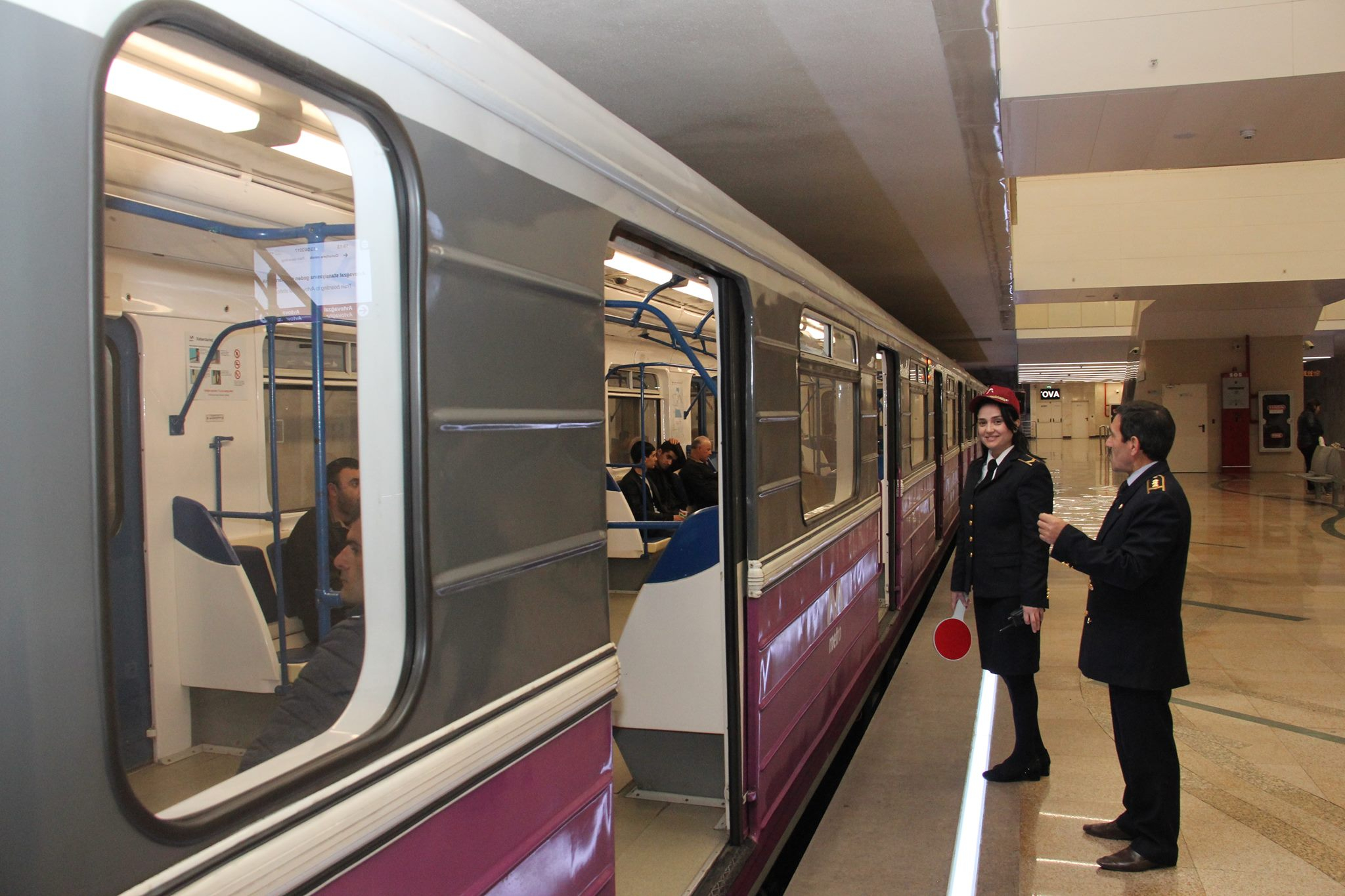 Bakı metrosunda qatarda tüstülənmə oldu