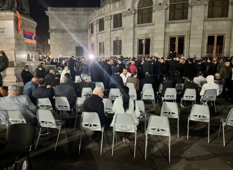 İrəvanda müxalifət oturaq aksiyalara BAŞLADI – FOTO/VİDEO
