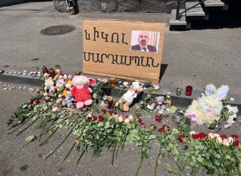 Erməni qadının öldüyü yerdə “Qatil Nikol” plakatı PEYDA OLDU
