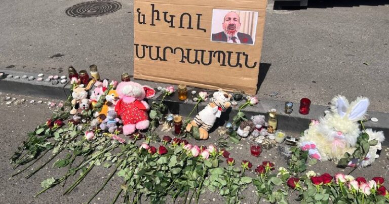 Erməni qadının öldüyü yerdə “Qatil Nikol” plakatı PEYDA OLDU Erməni qadının öldüyü yerdə “Qatil Nikol” plakatı PEYDA OLDU