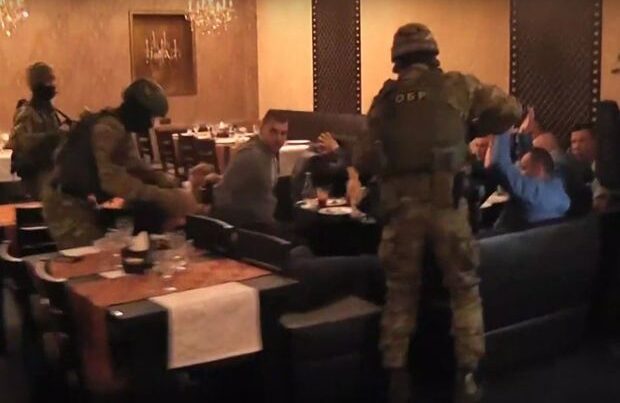 Barnaulda xüsusi təyinatlılardan qanunsuz “maska şousu” – VİDEO Barnaulda xüsusi təyinatlılardan qanunsuz “maska şousu” – VİDEO