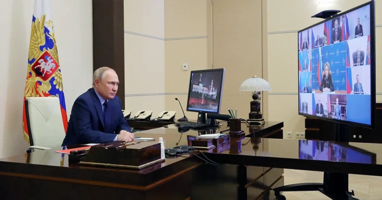 Putin Təhlükəsizlik Şurasının üzvləri ilə müşavirə keçirdi Putin Təhlükəsizlik Şurasının üzvləri ilə müşavirə keçirdi