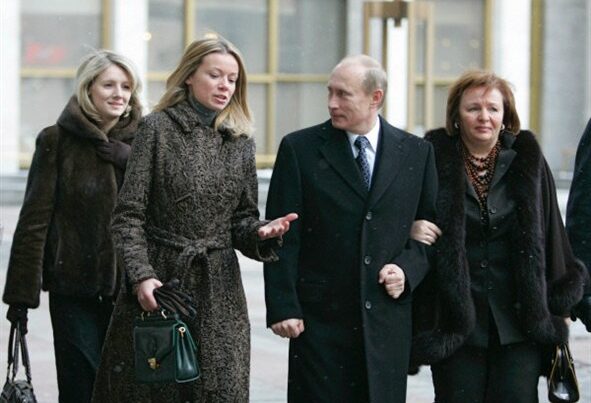 Putinin gizli saxladığı ailəsi və qızları haqqında MARAQLI MƏLUMATLAR – ƏTRAFLI Putinin gizli saxladığı ailəsi və qızları haqqında MARAQLI MƏLUMATLAR – ƏTRAFLI