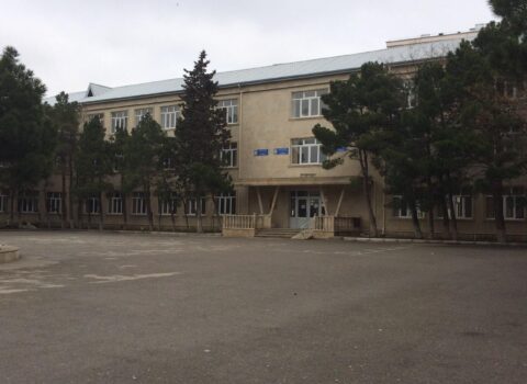 Direktor məktəbin qapılarını BAĞLADI – Şagirdlər görün haradan təhsil ocağına daxil olur – ŞOK GÖRÜNTÜLƏR