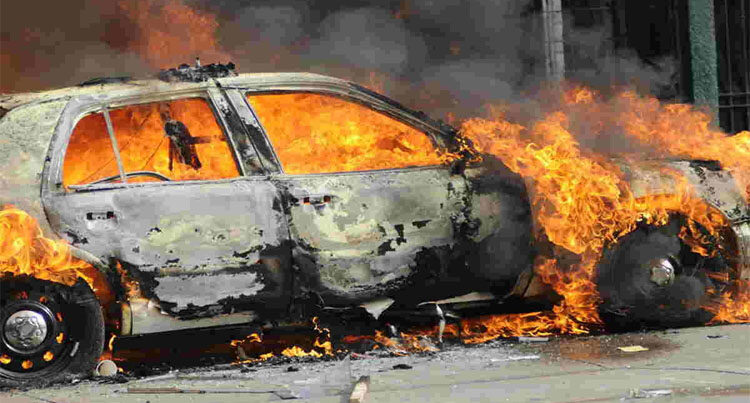 Sumqayıtda “Mercedes” yandı