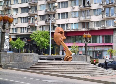 Kiyevin mərkəzində Putinə “Özünü vur” adlı heykəl qoyuldu – FOTO/VİDEO