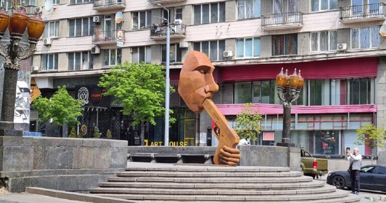 Kiyevin mərkəzində Putinə “Özünü vur” adlı heykəl qoyuldu – FOTO/VİDEO