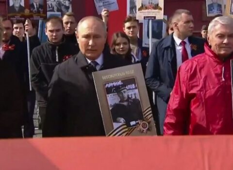 Putin yürüşə atasının fotosu ilə qatıldı – VİDEO