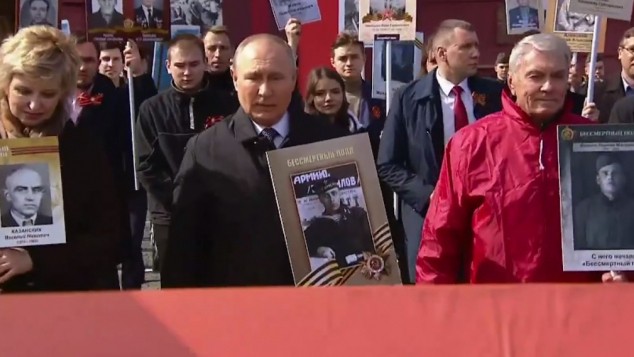 Putin yürüşə atasının fotosu ilə qatıldı – VİDEO