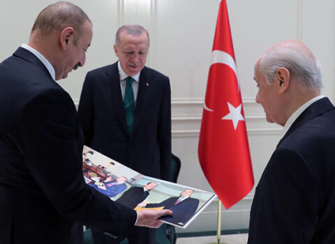 Prezidentə “Qarabağ Fatehi” yazılı tapança hədiyyə edildi – FOTOLAR