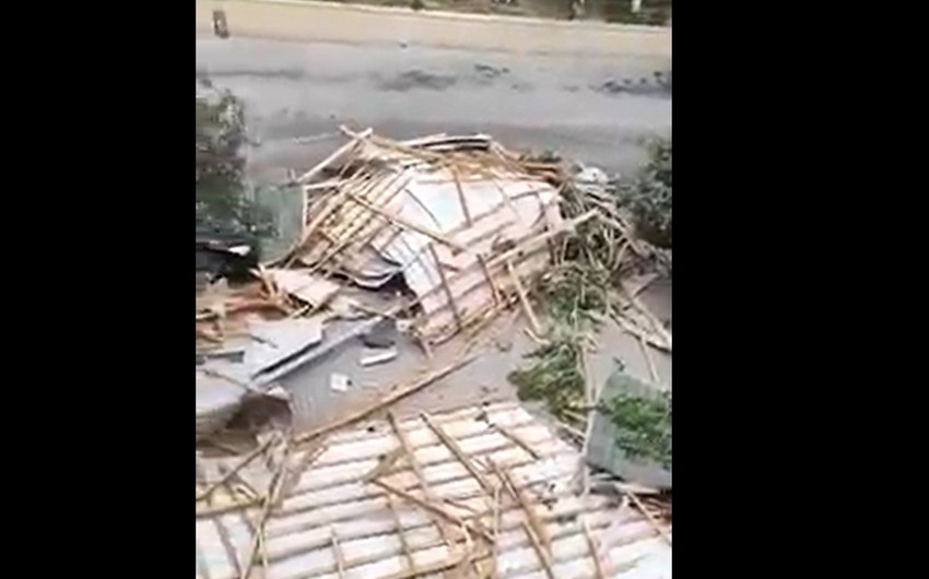 Güclü külək Bakıda xəstəxananın damını uçurdu
