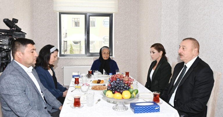 Prezident: “Mən bütün dövlət qurumlarına tapşırmışam ki, şəhid ailələrinin həyatında heç bir problem olmasın” Prezident: “Mən bütün dövlət qurumlarına tapşırmışam ki, şəhid ailələrinin həyatında heç bir problem olmasın”