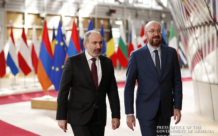 Nikol Paşinyanın Şarl Mişellə təkbətək görüşü başladı