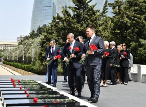 Estoniyalı deputatlar Şəhidlər xiyabanında – FOTO