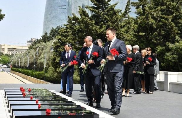 Estoniyalı deputatlar Şəhidlər xiyabanında – FOTO Estoniyalı deputatlar Şəhidlər xiyabanında – FOTO