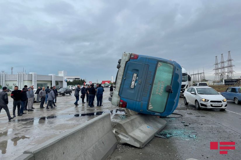 Sumqayıtda avtobus aşdı
