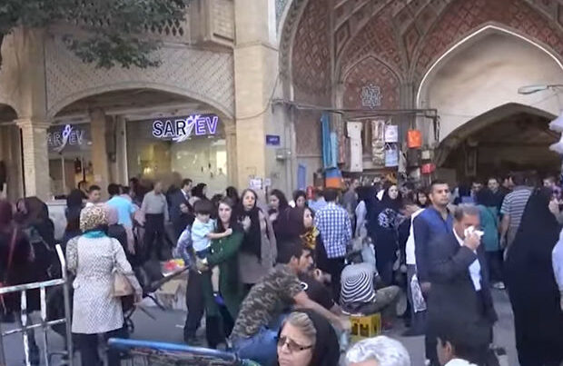İran hakimiyyəti əhalini çörəklə sınağa çəkir – VİDEO