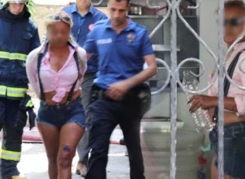 Antalyada əlində bıçaq olan qadın hoteli yandırmaq istədi – VİDEO + FOTO