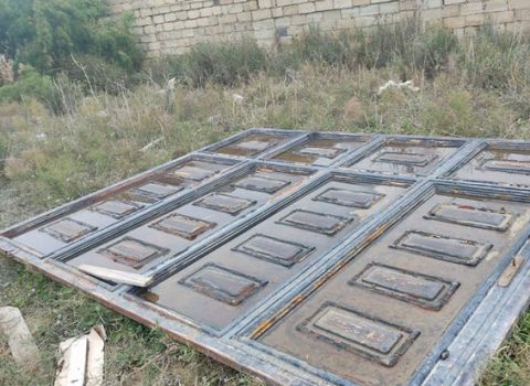 Səkkiz yaşlı qız darvazanın altında qalaraq öldü