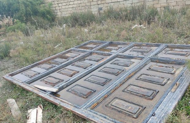 Səkkiz yaşlı qız darvazanın altında qalaraq öldü Səkkiz yaşlı qız darvazanın altında qalaraq öldü