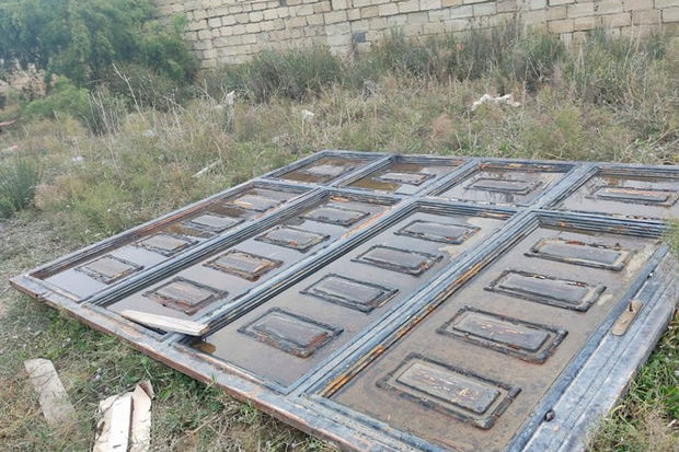 Səkkiz yaşlı qız darvazanın altında qalaraq öldü