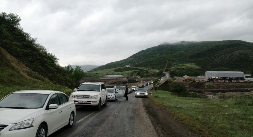 Ağsu aşırımında qəza TIXAC YARATDI - FOTO