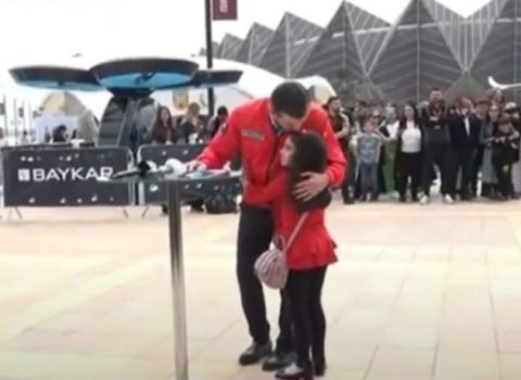 Çıxışı zamanı azərbaycanlı qızcığaz Bayraktarı qucaqladı – VİDEO