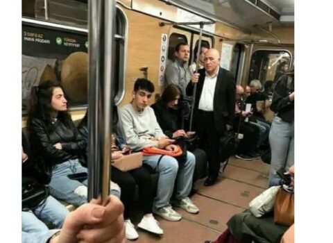 Azərbaycanın keçmiş Baş naziri metroda ayaqüstdə qaldı – FOTO