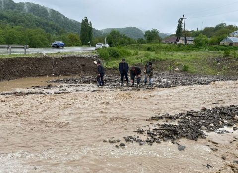 Qubada sel körpünü uçurdu, bir neçə kəndlə əlaqə kəsildi – FOTO