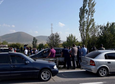 Etirazçılar İrəvan-Sevan yolunu bağladılar