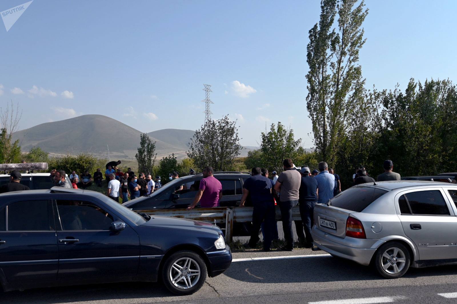 Etirazçılar İrəvan-Sevan yolunu bağladılar