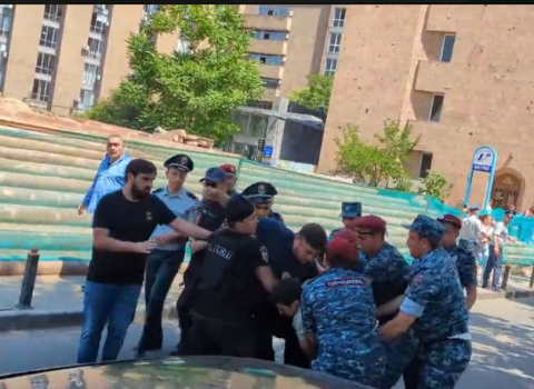 Ermənistanda Robert Koçaryanın oğlu da daxil olmaqla 111 nəfər SAXLANILDI – VİDEOLAR