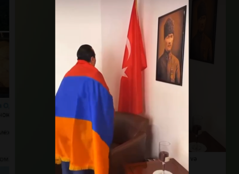 Ermənilərdən daha bir ALÇAQLIQ – Türk bayrağını və Atatürkü təhqir etdilər – VİDEO