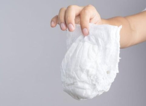 “İşlənmiş pampers suyu” –  Bu ölkədə sakinlər uşaq bezini qaynadıb, suyunu uçirlər – FOTO