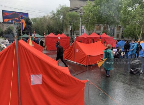 Ermənistan müxalifəti İrəvanın mərkəzində küçələri BAĞLAYIR – FOTO/VİDEOLAR