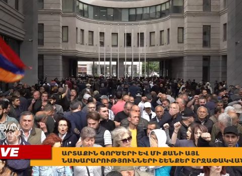 İrəvanda etirazçılar Ermənistan XİN-in binasını MÜHASİRƏYƏ ALDILAR – VİDEO