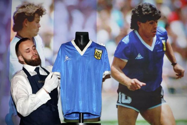 Maradonanın əllə qol vurduğu zaman geyindiyi köynəyi SATILDI