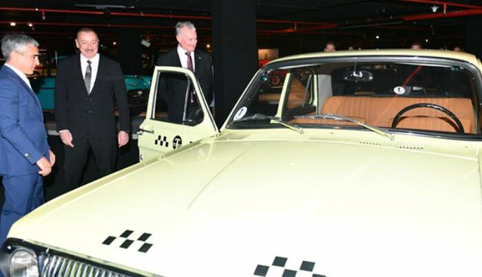 Prezidentlər klassik avtomobillərə baxdılar – FOTOLAR