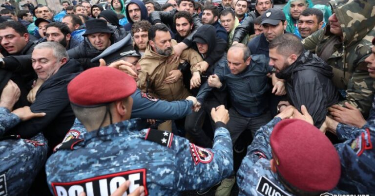 Ermənistan müxalifəti İFŞA EDİLDİ: Mitinqlərində iştirak etmək üçün insanlara pul paylayanlar saxlanıldı