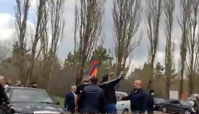 Etirazçılar Sevan-İrəvan yolunu bağladı Etirazçılar Sevan-İrəvan yolunu bağladı