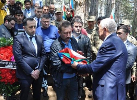 İcra başçısından bayrağa hörmətsizlik: Əzib, büküb, şəhid atasına verdi – VİDEO