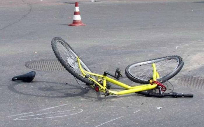 Qusarda velosiped sürən gənci avtomobil vurdu