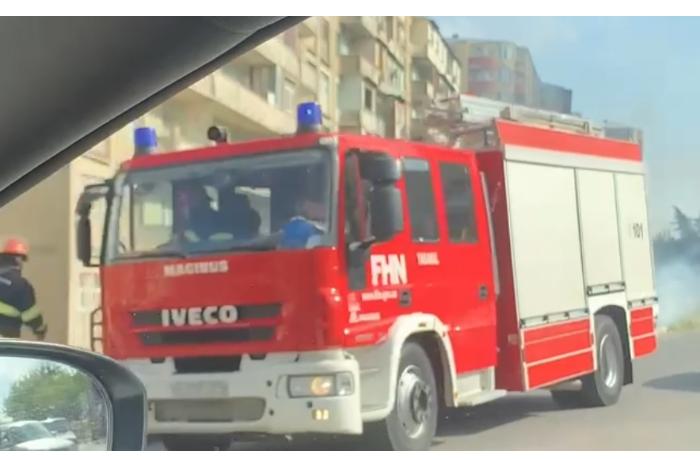 Bakıda yaşayış binasının qarşısında yanğın başladı - VİDEO